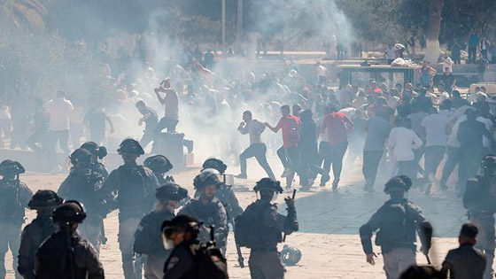 قوات الاحتلال تقتحم المسجد الأقصى وتهاجم المصلين بعد صلاة العيد صورة رقم 10 قوات الاحتلال تقتحم المسجد الأقصى وتهاجم المصلين بعد صلاة العيد صورة رقم 10