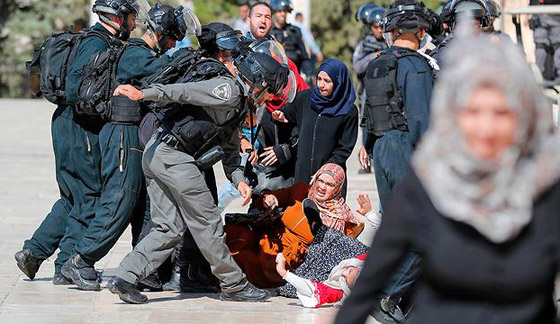 قوات الاحتلال تقتحم المسجد الأقصى وتهاجم المصلين بعد صلاة العيد صورة رقم 11 قوات الاحتلال تقتحم المسجد الأقصى وتهاجم المصلين بعد صلاة العيد صورة رقم 11