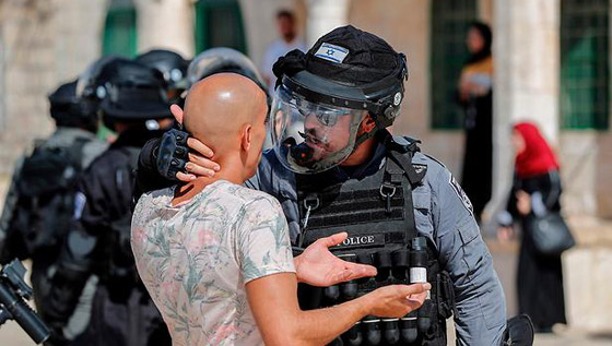 قوات الاحتلال تقتحم المسجد الأقصى وتهاجم المصلين بعد صلاة العيد صورة رقم 12 قوات الاحتلال تقتحم المسجد الأقصى وتهاجم المصلين بعد صلاة العيد صورة رقم 12