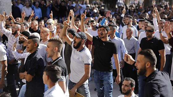 قوات الاحتلال تقتحم المسجد الأقصى وتهاجم المصلين بعد صلاة العيد صورة رقم 13 قوات الاحتلال تقتحم المسجد الأقصى وتهاجم المصلين بعد صلاة العيد صورة رقم 13