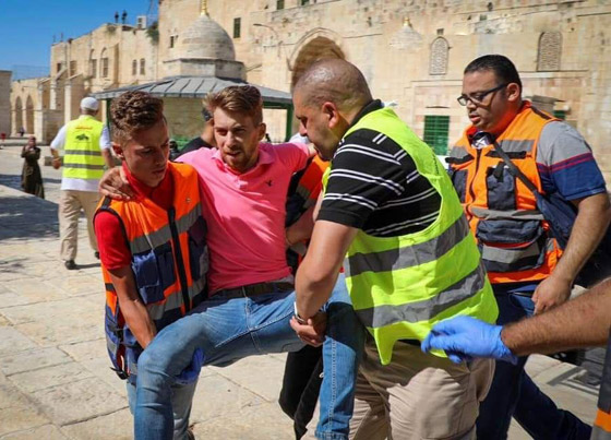قوات الاحتلال تقتحم المسجد الأقصى وتهاجم المصلين بعد صلاة العيد صورة رقم 16 قوات الاحتلال تقتحم المسجد الأقصى وتهاجم المصلين بعد صلاة العيد صورة رقم 16