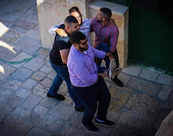 قوات الاحتلال تقتحم المسجد الأقصى وتهاجم المصلين بعد صلاة العيد صورة رقم 19 قوات الاحتلال تقتحم المسجد الأقصى وتهاجم المصلين بعد صلاة العيد صورة رقم 19