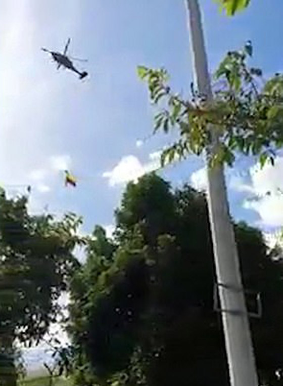 نهاية مأساوية لعسكريين كولومبيين انقطع حبلهما خلال عرض جوي صورة رقم 8 نهاية مأساوية لعسكريين كولومبيين انقطع حبلهما خلال عرض جوي صورة رقم 8