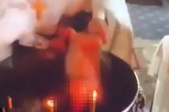 أم تنقضّ على قس روسي وهو يغرق طفلها بعنف في الماء أثناء تعميده! فيديو صورة رقم 5 أم تنقضّ على قس روسي وهو يغرق طفلها بعنف في الماء أثناء تعميده! فيديو صورة رقم 5