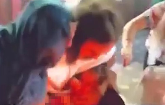 أم تنقضّ على قس روسي وهو يغرق طفلها بعنف في الماء أثناء تعميده! فيديو صورة رقم 6 أم تنقضّ على قس روسي وهو يغرق طفلها بعنف في الماء أثناء تعميده! فيديو صورة رقم 6