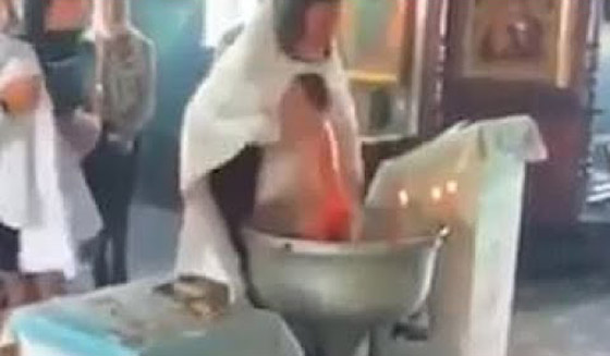 أم تنقضّ على قس روسي وهو يغرق طفلها بعنف في الماء أثناء تعميده! فيديو صورة رقم 7 أم تنقضّ على قس روسي وهو يغرق طفلها بعنف في الماء أثناء تعميده! فيديو صورة رقم 7