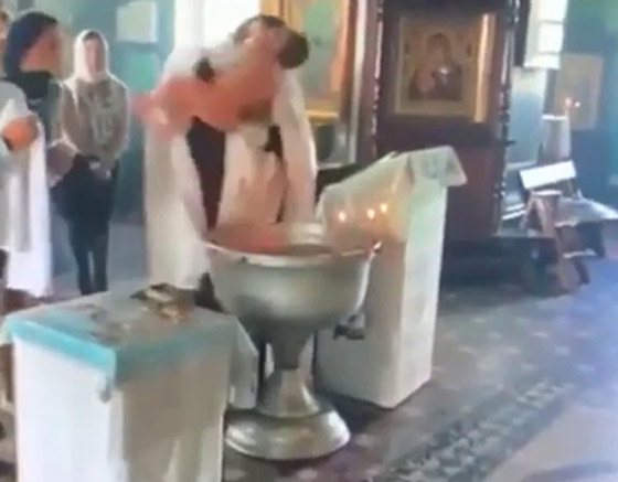أم تنقضّ على قس روسي وهو يغرق طفلها بعنف في الماء أثناء تعميده! فيديو صورة رقم 8 أم تنقضّ على قس روسي وهو يغرق طفلها بعنف في الماء أثناء تعميده! فيديو صورة رقم 8