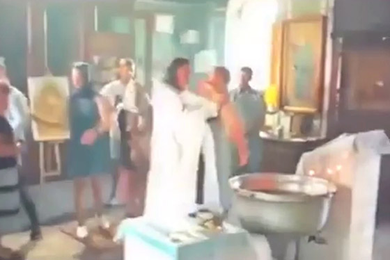 أم تنقضّ على قس روسي وهو يغرق طفلها بعنف في الماء أثناء تعميده! فيديو صورة رقم 2 أم تنقضّ على قس روسي وهو يغرق طفلها بعنف في الماء أثناء تعميده! فيديو صورة رقم 2