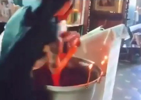 أم تنقضّ على قس روسي وهو يغرق طفلها بعنف في الماء أثناء تعميده! فيديو صورة رقم 9 أم تنقضّ على قس روسي وهو يغرق طفلها بعنف في الماء أثناء تعميده! فيديو صورة رقم 9