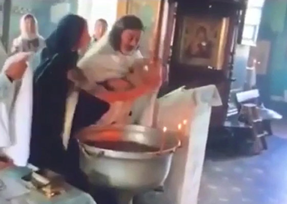 أم تنقضّ على قس روسي وهو يغرق طفلها بعنف في الماء أثناء تعميده! فيديو صورة رقم 10 أم تنقضّ على قس روسي وهو يغرق طفلها بعنف في الماء أثناء تعميده! فيديو صورة رقم 10