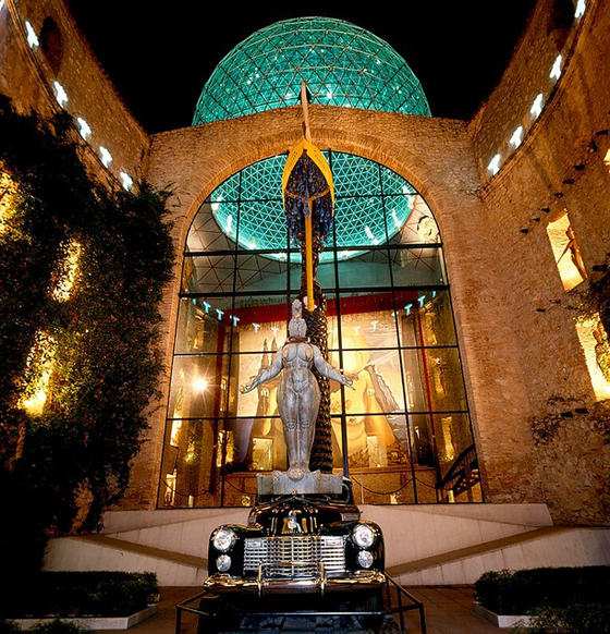 متحف ومسرح 