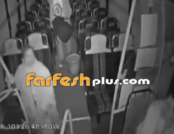 سائق حافلة كاد أن يتوقف قلبه من الفزع بسبب امرأة عجوز وشاب! فيديو صورة رقم 3