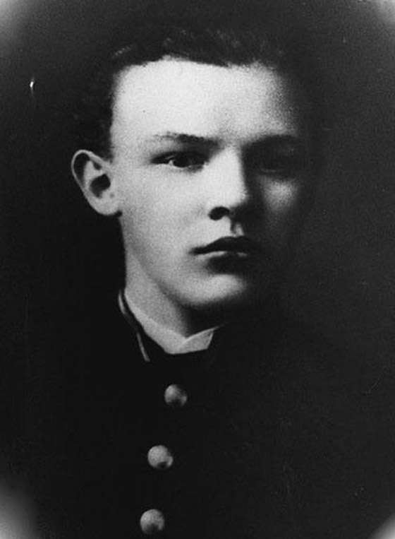 بالصور: إليكم أكثر قادة العالم شهرة عندما كانوا مجرد أطفال صغار صورة رقم 15 بالصور: إليكم أكثر قادة العالم شهرة عندما كانوا مجرد أطفال صغار صورة رقم 15