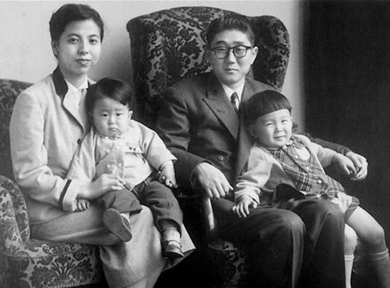 بالصور: إليكم أكثر قادة العالم شهرة عندما كانوا مجرد أطفال صغار صورة رقم 22 بالصور: إليكم أكثر قادة العالم شهرة عندما كانوا مجرد أطفال صغار صورة رقم 22