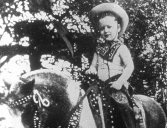 بالصور: إليكم أكثر قادة العالم شهرة عندما كانوا مجرد أطفال صغار صورة رقم 24 بالصور: إليكم أكثر قادة العالم شهرة عندما كانوا مجرد أطفال صغار صورة رقم 24