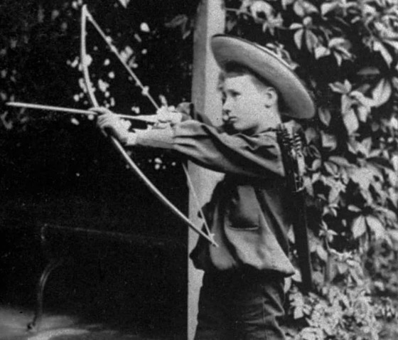 بالصور: إليكم أكثر قادة العالم شهرة عندما كانوا مجرد أطفال صغار صورة رقم 27 بالصور: إليكم أكثر قادة العالم شهرة عندما كانوا مجرد أطفال صغار صورة رقم 27