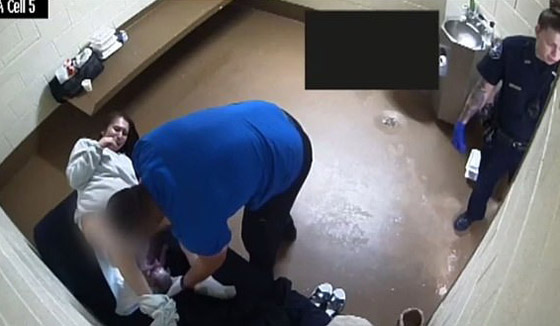 أمضت ساعات تصرخ طلبا للنجدة.. سجينة أمريكية تنجب طفلها داخل الزنزانة! صورة رقم 6 أمضت ساعات تصرخ طلبا للنجدة.. سجينة أمريكية تنجب طفلها داخل الزنزانة! صورة رقم 6