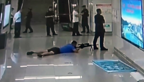 قناص بارع ينقذ فتاة من موت محقق بعدما احتجزت كرهينة لدى خاطفها! صورة رقم 1 قناص بارع ينقذ فتاة من موت محقق بعدما احتجزت كرهينة لدى خاطفها! صورة رقم 1