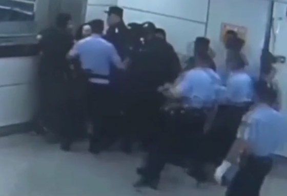 قناص بارع ينقذ فتاة من موت محقق بعدما احتجزت كرهينة لدى خاطفها! صورة رقم 6 قناص بارع ينقذ فتاة من موت محقق بعدما احتجزت كرهينة لدى خاطفها! صورة رقم 6