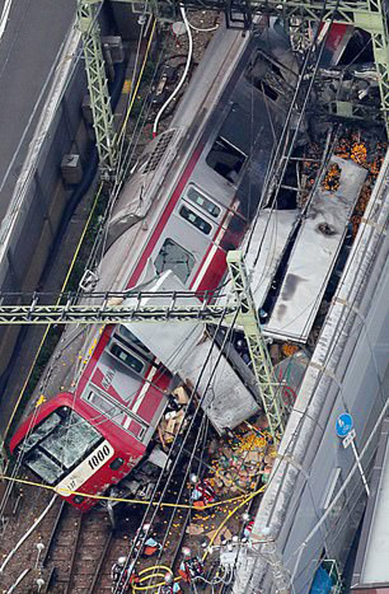 مقتل شخص وإصابة 30 آخرين بتصادم مخيف بين قطار وشاحنة بطوكيو صورة رقم 4 مقتل شخص وإصابة 30 آخرين بتصادم مخيف بين قطار وشاحنة بطوكيو صورة رقم 4
