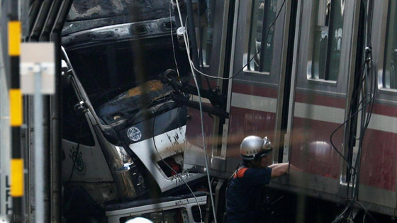 مقتل شخص وإصابة 30 آخرين بتصادم مخيف بين قطار وشاحنة بطوكيو صورة رقم 10 مقتل شخص وإصابة 30 آخرين بتصادم مخيف بين قطار وشاحنة بطوكيو صورة رقم 10