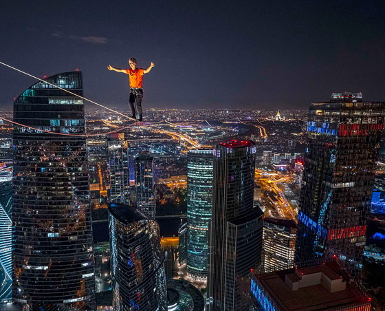 رياضيون يدخلون موسوعة غينيس بالمشي على الحبال على ارتفاع مستحيل! صورة رقم 1