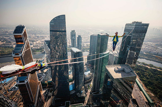 رياضيون يدخلون موسوعة غينيس بالمشي على الحبال على ارتفاع مستحيل! صورة رقم 2