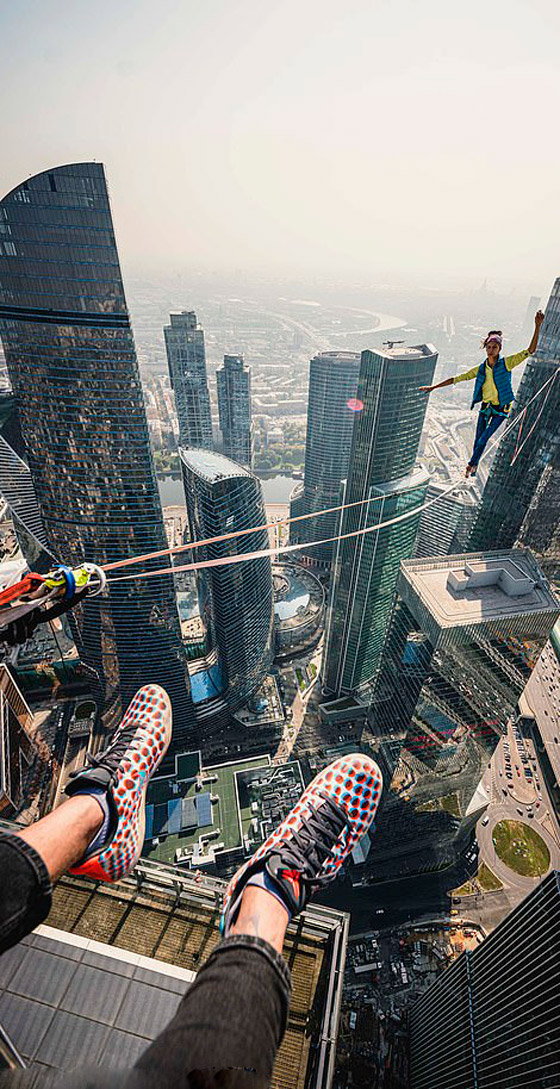 رياضيون يدخلون موسوعة غينيس بالمشي على الحبال على ارتفاع مستحيل! صورة رقم 7