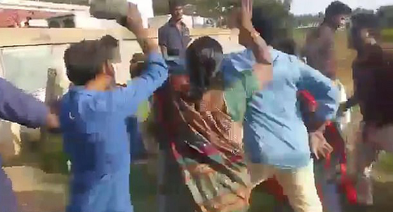 بالفيديو: علقة ساخنة لرجل من زوجتيه بعد إعلان رغبته في الزواج من ثالثة صورة رقم 3