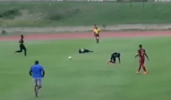 فيديو صادم.. البرق يضرب ملعب كرة قدم ويصعق لاعبين أثناء المباراة! صورة رقم 6 فيديو صادم.. البرق يضرب ملعب كرة قدم ويصعق لاعبين أثناء المباراة! صورة رقم 6