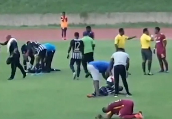 فيديو صادم.. البرق يضرب ملعب كرة قدم ويصعق لاعبين أثناء المباراة! صورة رقم 7 فيديو صادم.. البرق يضرب ملعب كرة قدم ويصعق لاعبين أثناء المباراة! صورة رقم 7