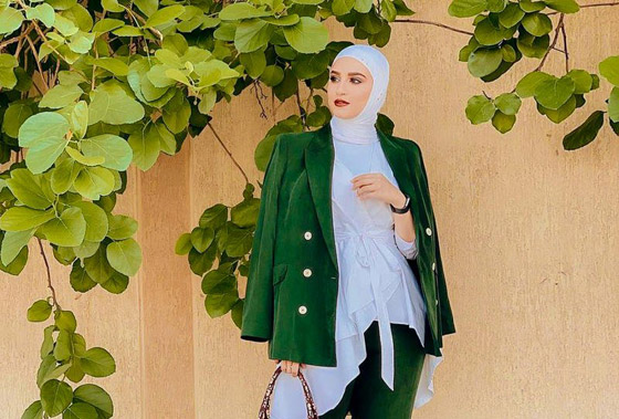 إطلالات محتشمة ومميزة للمحجبات باللون الأخضر لليوم الوطني السعودي صورة رقم 12 إطلالات محتشمة ومميزة للمحجبات باللون الأخضر لليوم الوطني السعودي صورة رقم 12