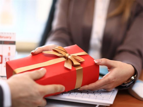 أفضل 6 نصائح إتيكيت لتقديم الهدايا صورة رقم 2