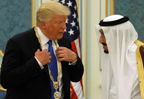 يوم استمع ترامب لشرح من الملك سلمان عن القهوة العربية وهز فنجانها صورة رقم 12