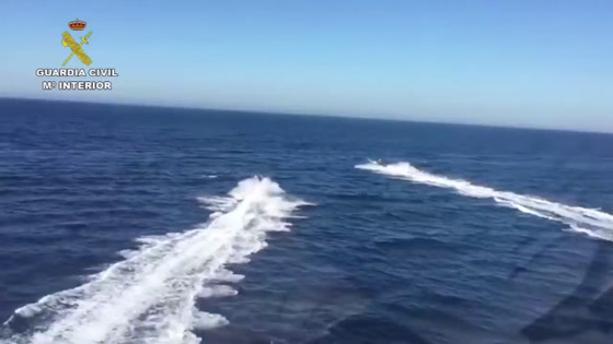فيديو للمطاردة المثيرة.. مهربو مخدرات أنقذوا شرطيين من الغرق صورة رقم 2
