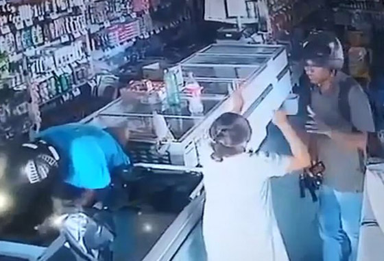 لص يقبّل رأس عجوز أثناء السرقة لطمأنتها: احتفظي بهدوئك لا أريد مالك! صورة رقم 2 لص يقبّل رأس عجوز أثناء السرقة لطمأنتها: احتفظي بهدوئك لا أريد مالك! صورة رقم 2