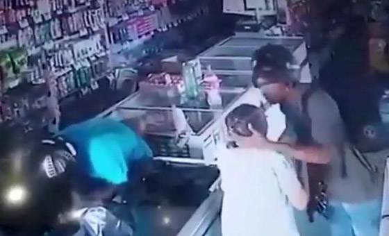 لص يقبّل رأس عجوز أثناء السرقة لطمأنتها: احتفظي بهدوئك لا أريد مالك! صورة رقم 3 لص يقبّل رأس عجوز أثناء السرقة لطمأنتها: احتفظي بهدوئك لا أريد مالك! صورة رقم 3