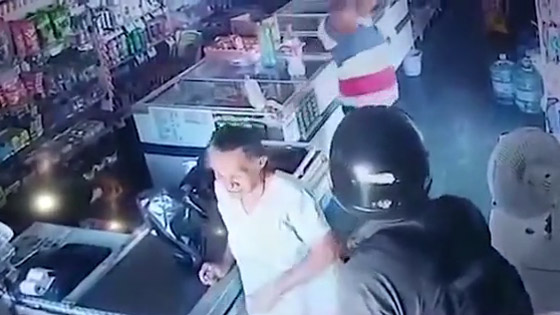 لص يقبّل رأس عجوز أثناء السرقة لطمأنتها: احتفظي بهدوئك لا أريد مالك! صورة رقم 6 لص يقبّل رأس عجوز أثناء السرقة لطمأنتها: احتفظي بهدوئك لا أريد مالك! صورة رقم 6