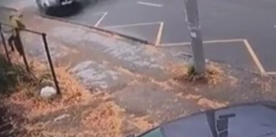 بالفيديو: مصرع سائق شاحنة في حادث سير مروع صورة رقم 4