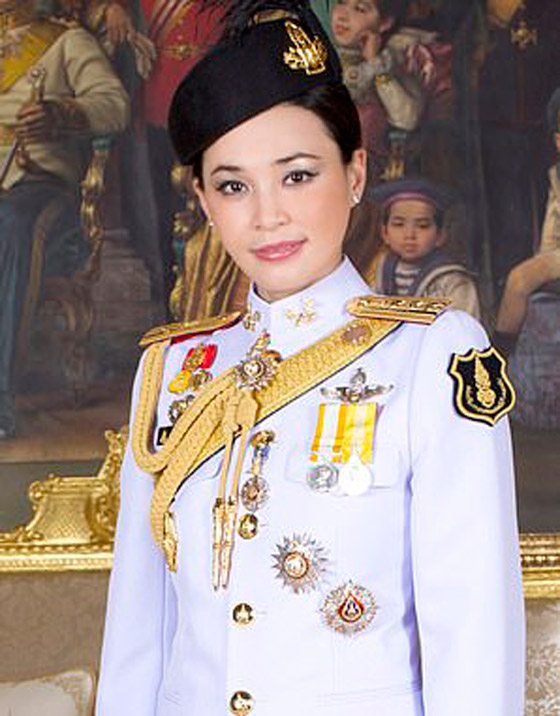 ملك تايلاند يُجرّد زوجته من كل ألقابها بسبب عدم الولاء! صورة رقم 7 ملك تايلاند يُجرّد زوجته من كل ألقابها بسبب عدم الولاء! صورة رقم 7