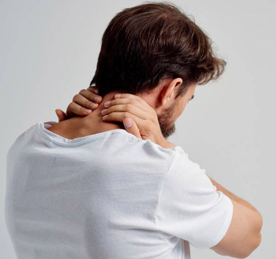 إذا تزامنت مع عوارض أخرى فهي إنذار خطر.. إليكم أسباب آلام الرقبة صورة رقم 12
