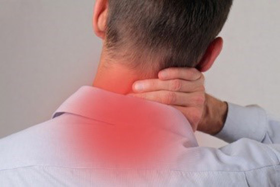 إذا تزامنت مع عوارض أخرى فهي إنذار خطر.. إليكم أسباب آلام الرقبة صورة رقم 5
