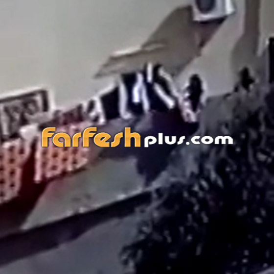 فيديو قاسي.. أب يعذب طفلته بمساعدة زوجته بتعليقها متدلية من حافة الشرفة! صورة رقم 3