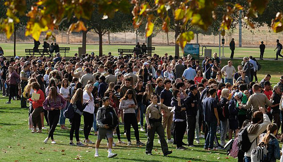 مقتل وإصابة طلاب في حادث إطلاق نار بمدرسة ثانوية في كاليفورنيا! صورة رقم 21 مقتل وإصابة طلاب في حادث إطلاق نار بمدرسة ثانوية في كاليفورنيا! صورة رقم 21