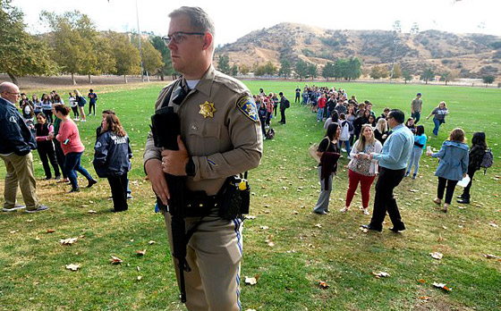 مقتل وإصابة طلاب في حادث إطلاق نار بمدرسة ثانوية في كاليفورنيا! صورة رقم 15 مقتل وإصابة طلاب في حادث إطلاق نار بمدرسة ثانوية في كاليفورنيا! صورة رقم 15
