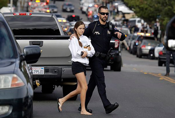 مقتل وإصابة طلاب في حادث إطلاق نار بمدرسة ثانوية في كاليفورنيا! صورة رقم 17 مقتل وإصابة طلاب في حادث إطلاق نار بمدرسة ثانوية في كاليفورنيا! صورة رقم 17