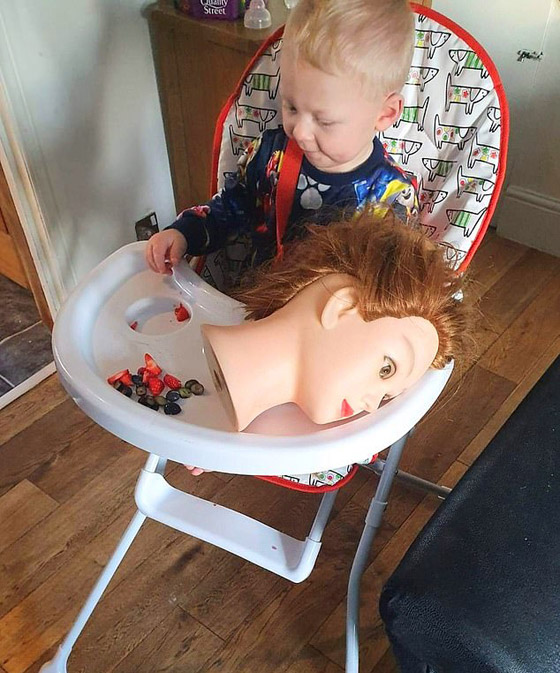 بالصور.. رأس دمية يُحوّل حياة أسرة بريطانية إلى جحيم! ما القصة؟ صورة رقم 3