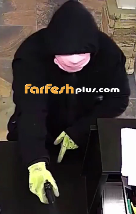 فيديو طريف.. لص غبي وأخرق يتعثر ويقع 3 مرات بعد سرقته البنك! صورة رقم 5