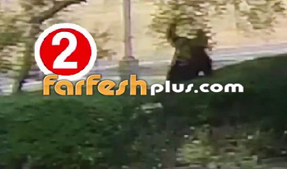 فيديو طريف.. لص غبي وأخرق يتعثر ويقع 3 مرات بعد سرقته البنك! صورة رقم 2