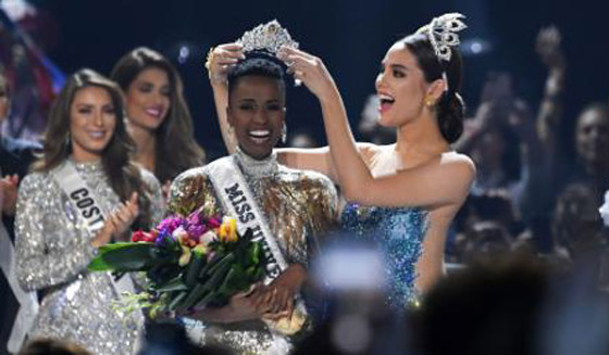 سمراء من جنوب إفريقيا تتوج ملكة جمال الكون 2019.. وتاجها يخطف الأنظار صورة رقم 4